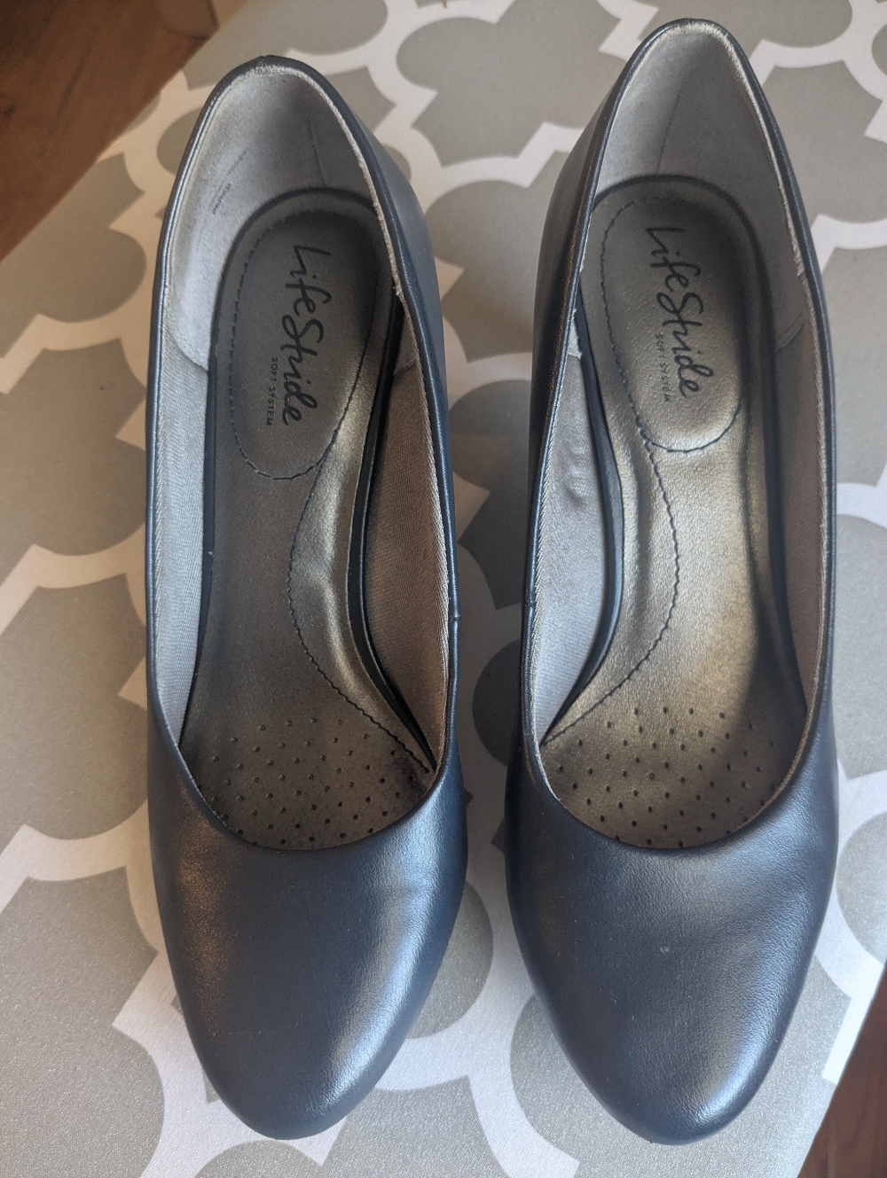 Life Stride Black Smooth Leather Rounded Toe Comfort Pumps